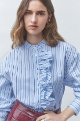 camisa azul a rayas